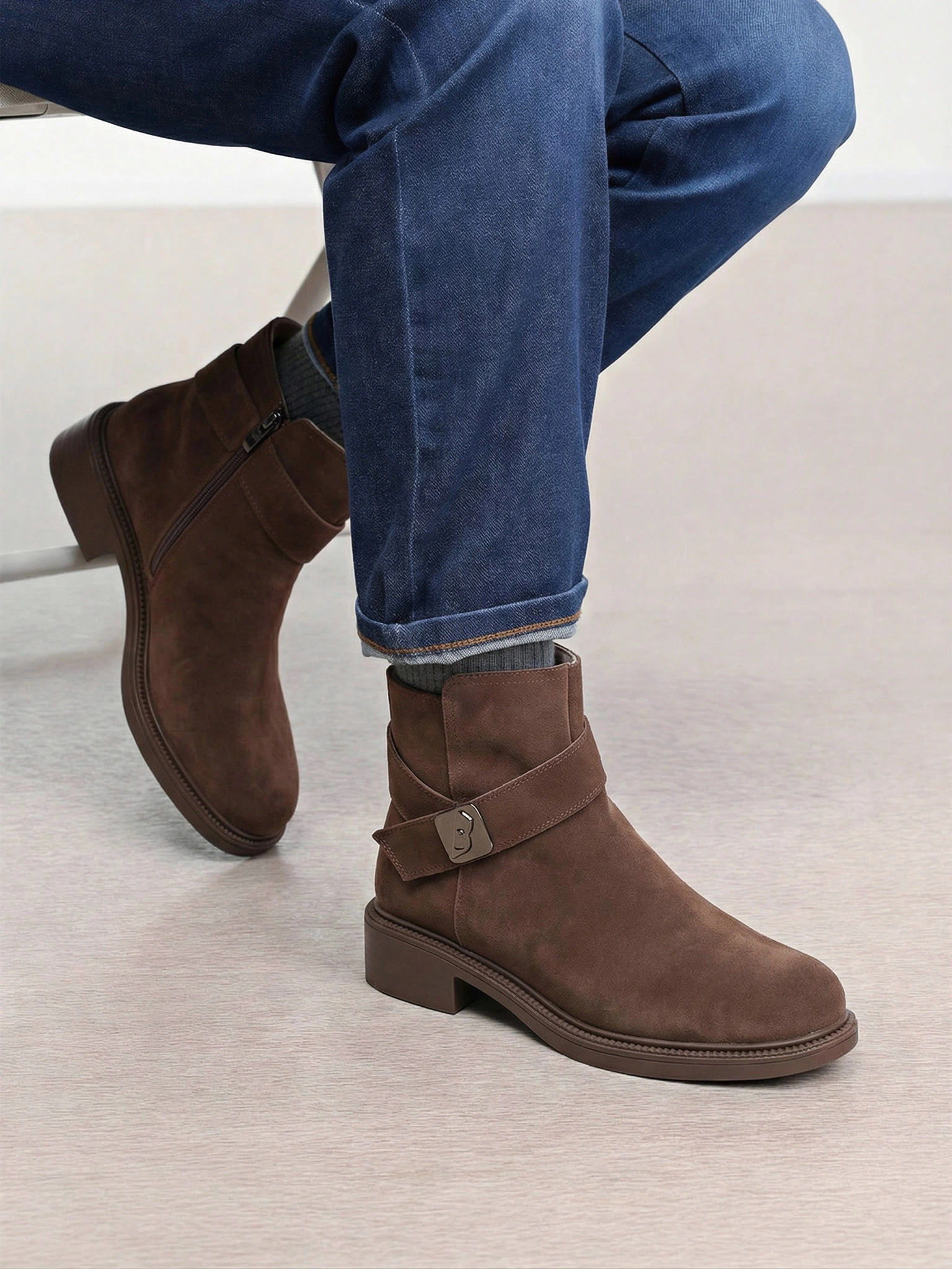 Ботинки темно-коричневого цвета на среднем каблуке